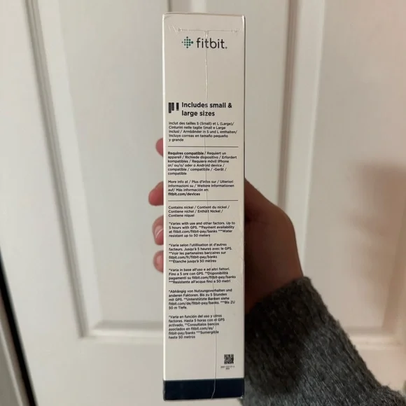 Fitbit Charge 4 - NEW! (damaged box) - Picture 4 of 9